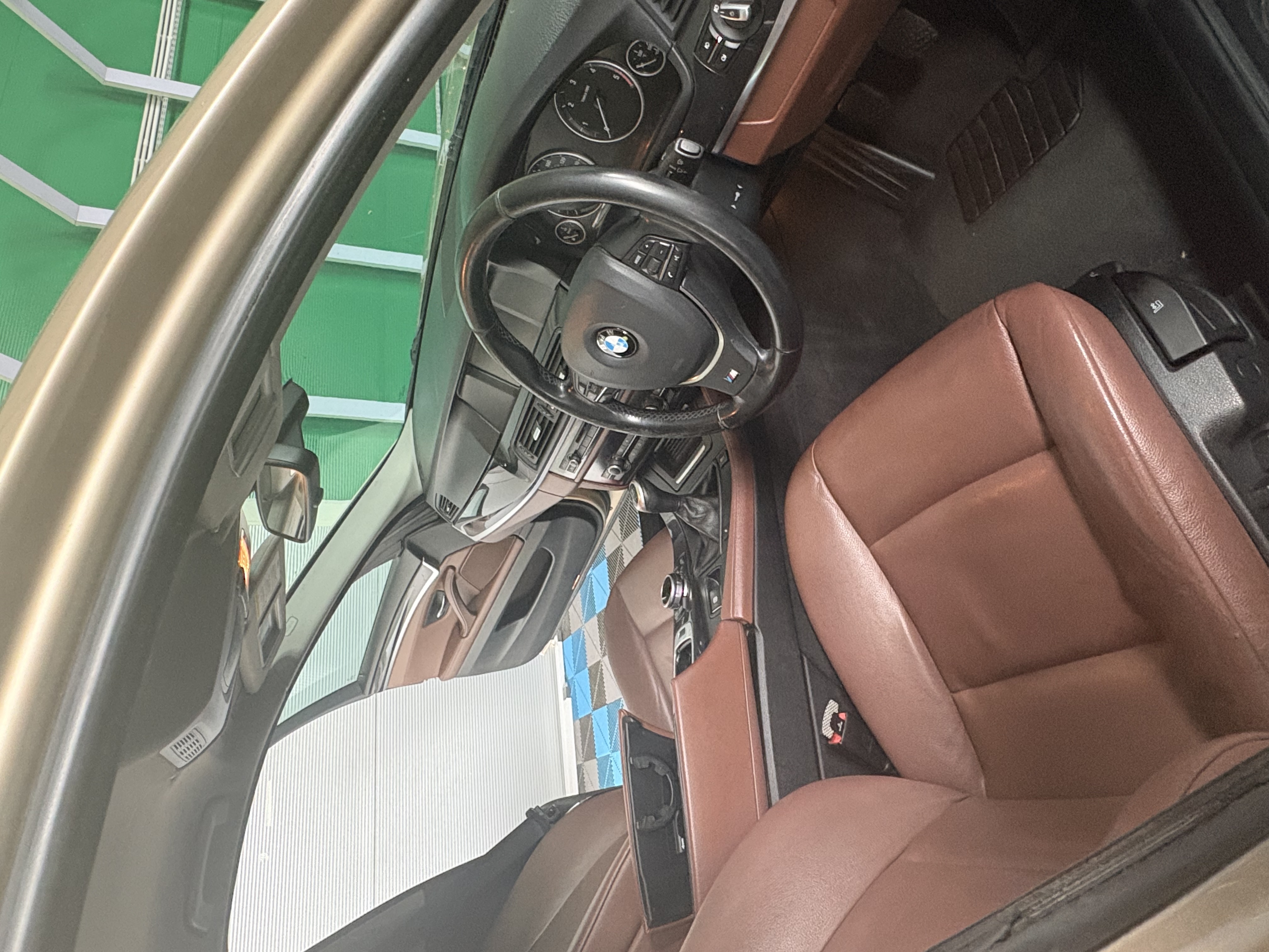 Interior auto curat și îngrijit după serviciu de detailing interior profesional